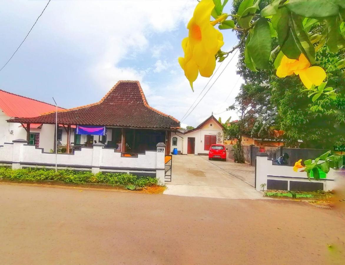 Reddoorz Syariah @ Ndalem Kembang Sore Yogyakarta Exterior photo