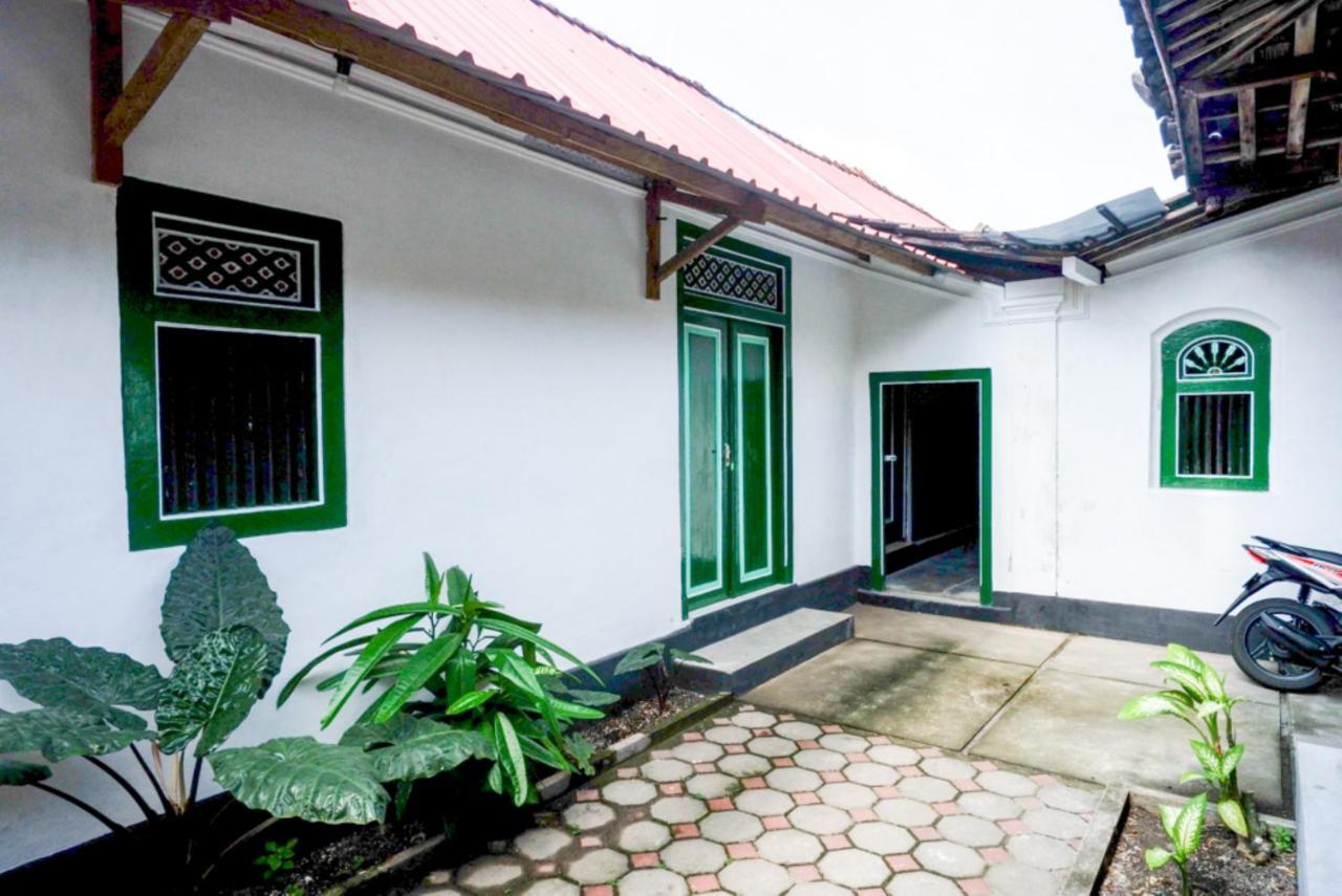 Reddoorz Syariah @ Ndalem Kembang Sore Yogyakarta Exterior photo